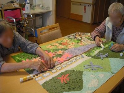 手作業を行う利用者さま