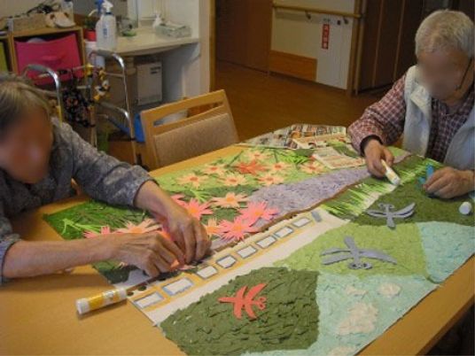 手作業を行う利用者さま
