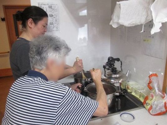 料理を手伝う人々