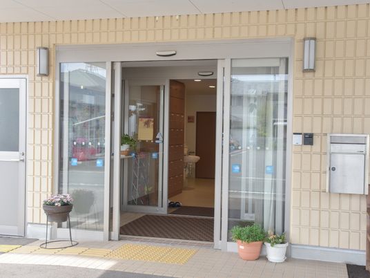 入口の明るいエントランス