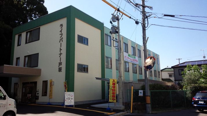 明るい外観の施設