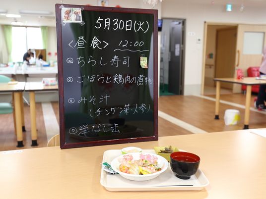 明るい食堂の様子