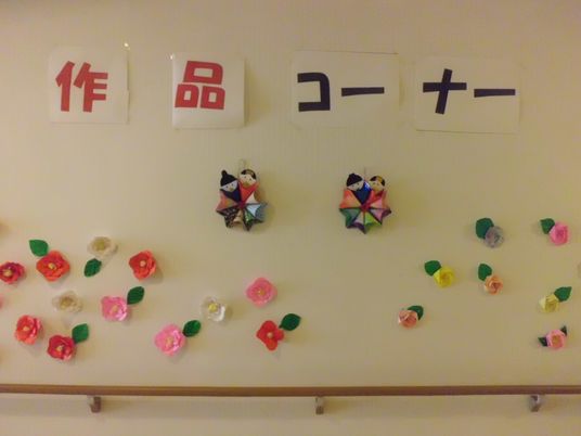 壁に飾られた作品と案内板