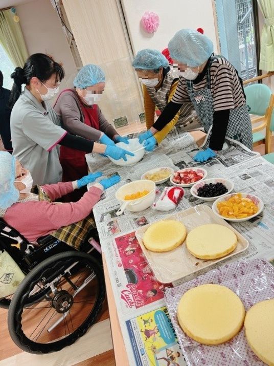 料理活動をする笑顔の集い