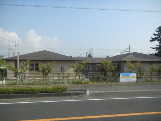明るい外観の建物