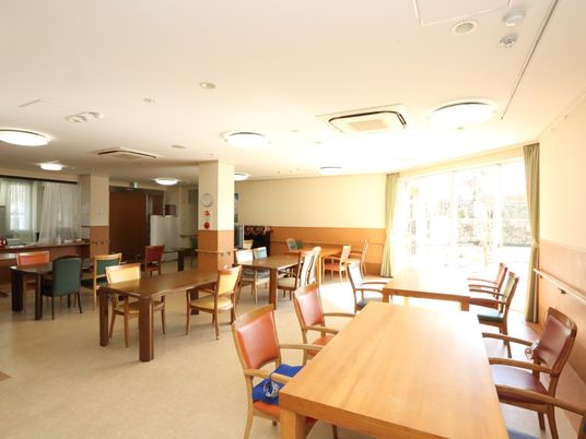 広々とした明るい食堂