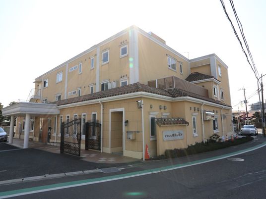 暖かみのある建物の外観