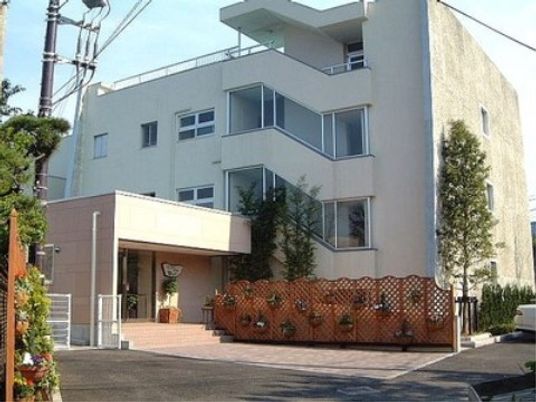 明るい外観の建物
