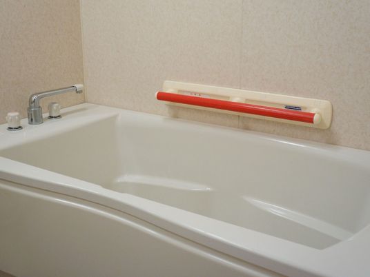 手すり付き浴室のバスタブ 