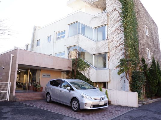  白い建物の外観エントランス  