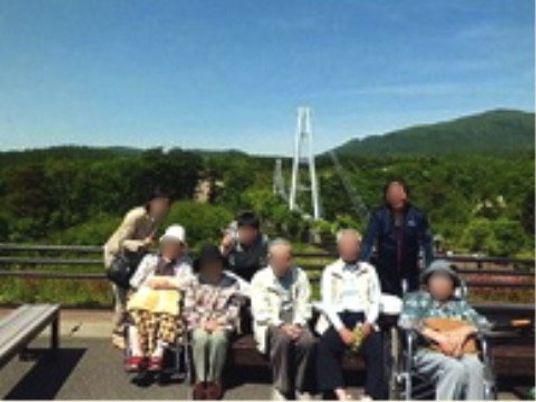 外の椅子に座る人々