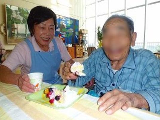 笑顔で手伝う介護スタッフ