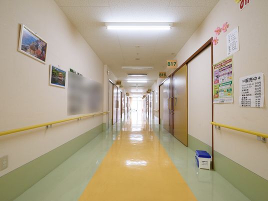 清潔な施設の廊下