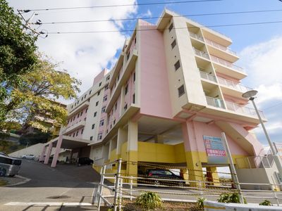 ピンク色の多階建て外観
