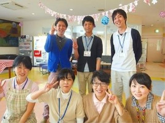 スタッフの笑顔集合写真