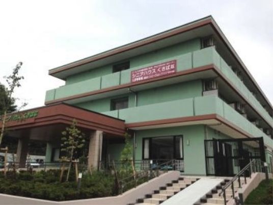 緑色の建物エントランス