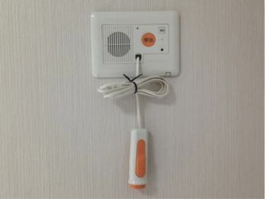 壁に取り付けられたコール装置