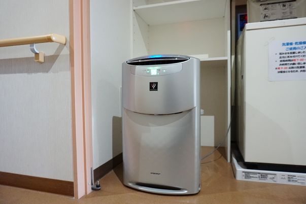 清潔な空気清浄機と手すり