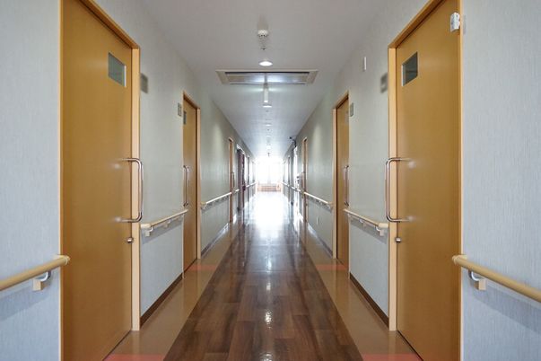 明るく手すり付きの廊下
