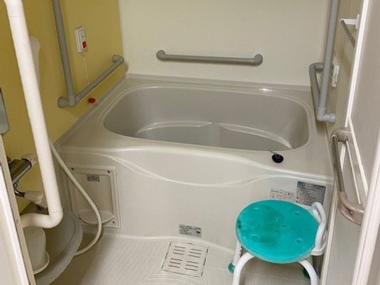 バリアフリー設計の浴室