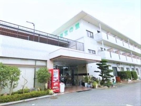 白い建物のエントランス前
