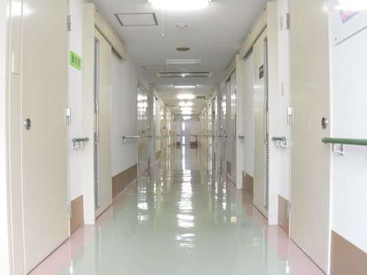 明るい廊下の綺麗な光景