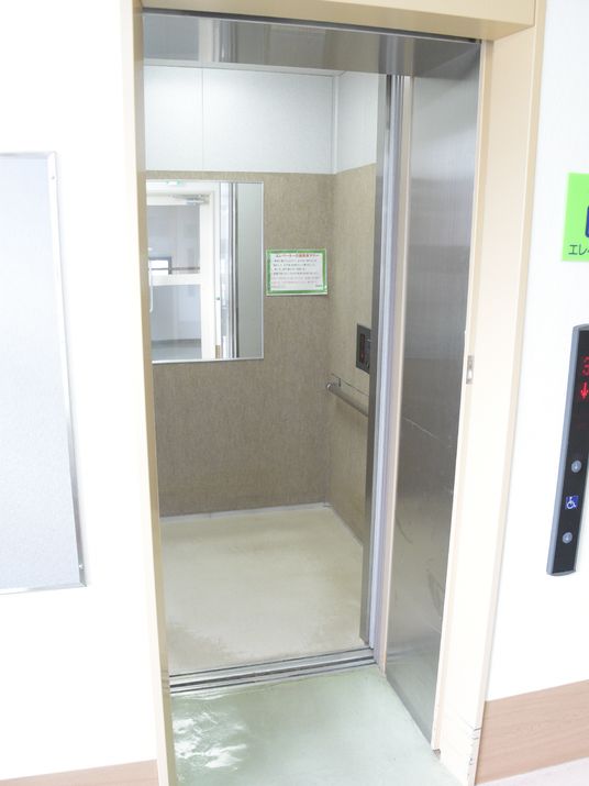 広々とした快適なエレベーター