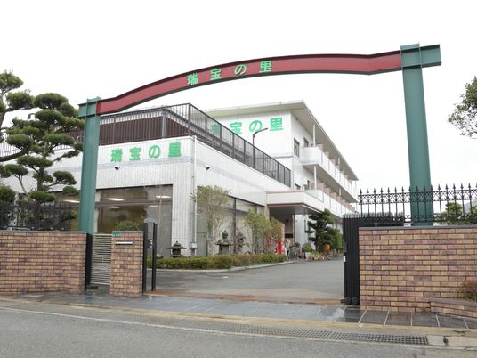 緑豊かな施設の外観