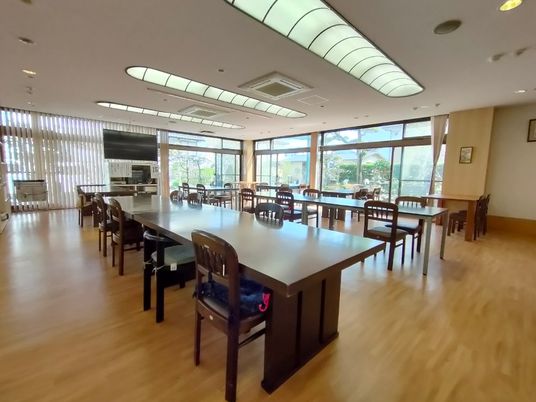 広々とした明るい食堂