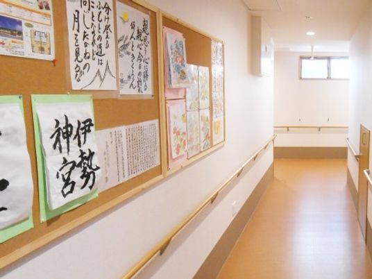 廊下に掲示物が並ぶ様子