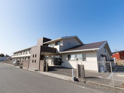 明るい日差しの中庭