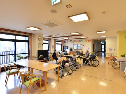 居室で過ごす人々