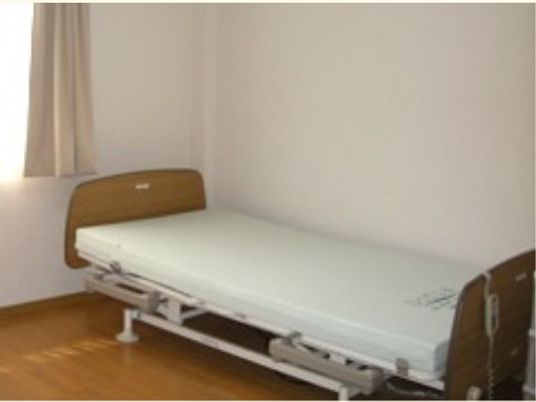 シンプルな居室のベッド