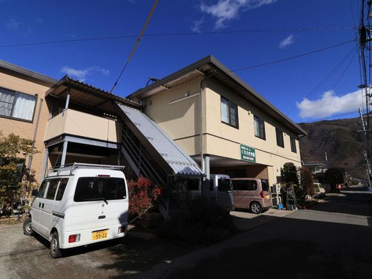 施設外観と駐車スペース