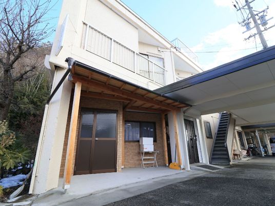 施設のエントランス外観
