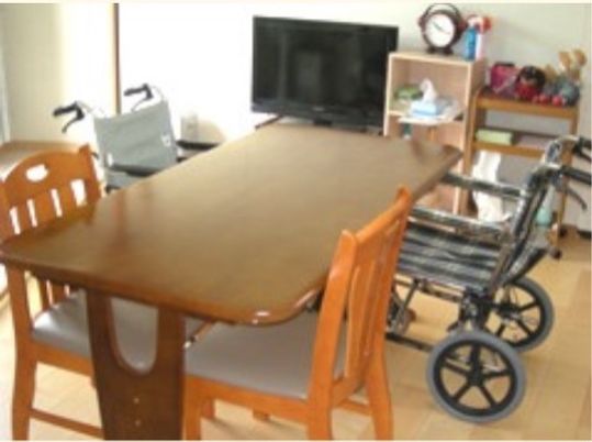居室内のダイニングテーブル