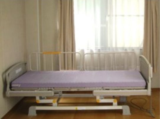 快適な居室のベッド