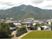 緑豊かな山々と町並み