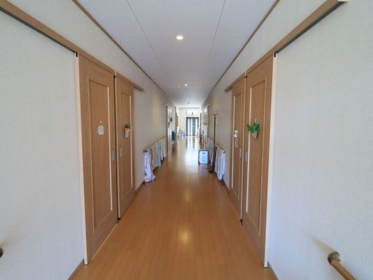 廊下の明るい様子