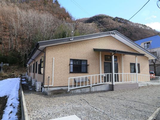 茶色の壁の建物外観