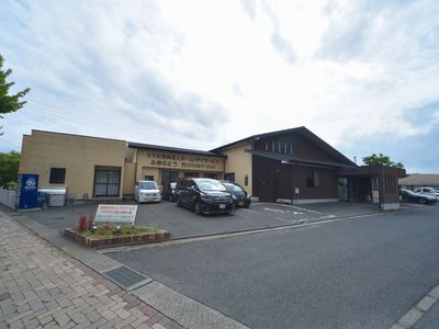 広々とした施設の外観