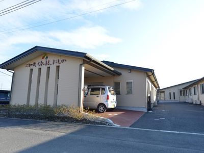 明るい日差しの外観