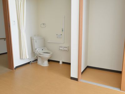 バリアフリー設計の洋室
