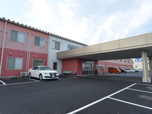 入口が広々とした施設外観