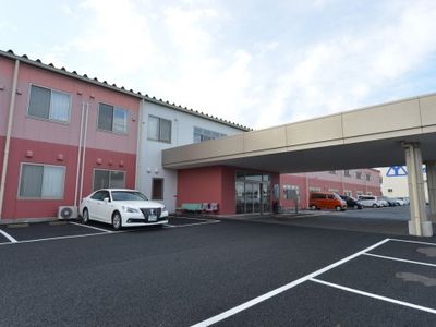 入口が広々とした施設外観