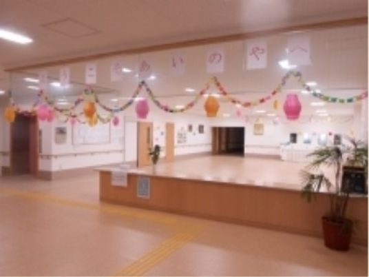 装飾された明るいロビー