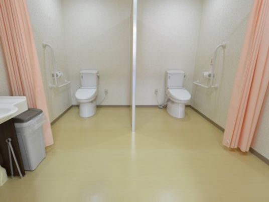 バリアフリー設計のトイレ