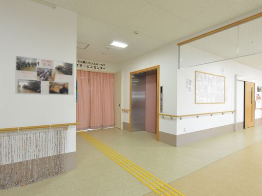 明るい廊下の風景
