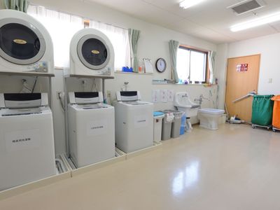 清潔な洗濯設備の空間