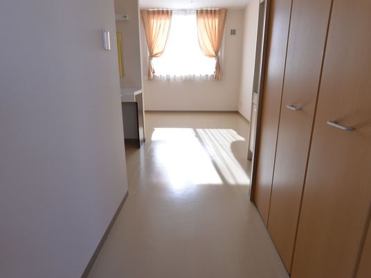 明るい居室の一角